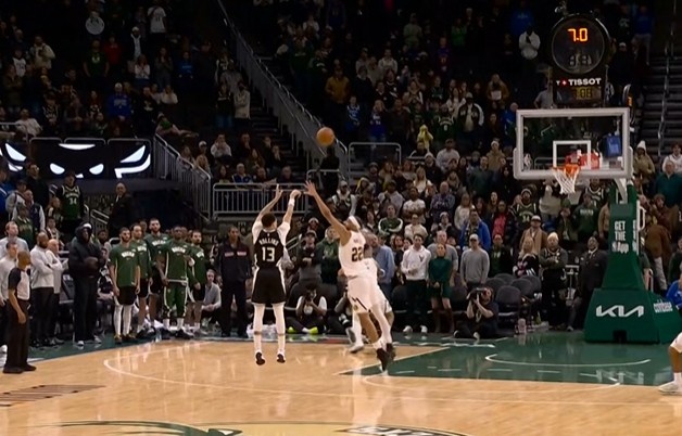 开云体育官网-疯狂续命!罗林斯弧顶撤步变向再中三分 分差仅剩1分