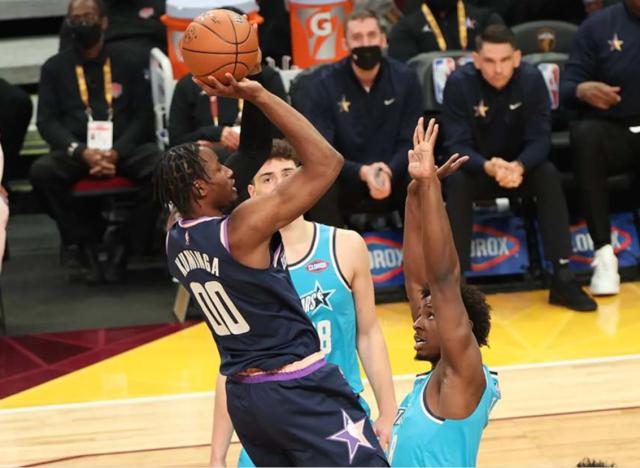 开云体育官网-新秀赛库明加意兴阑珊 下半赛季他将继续重拳出击